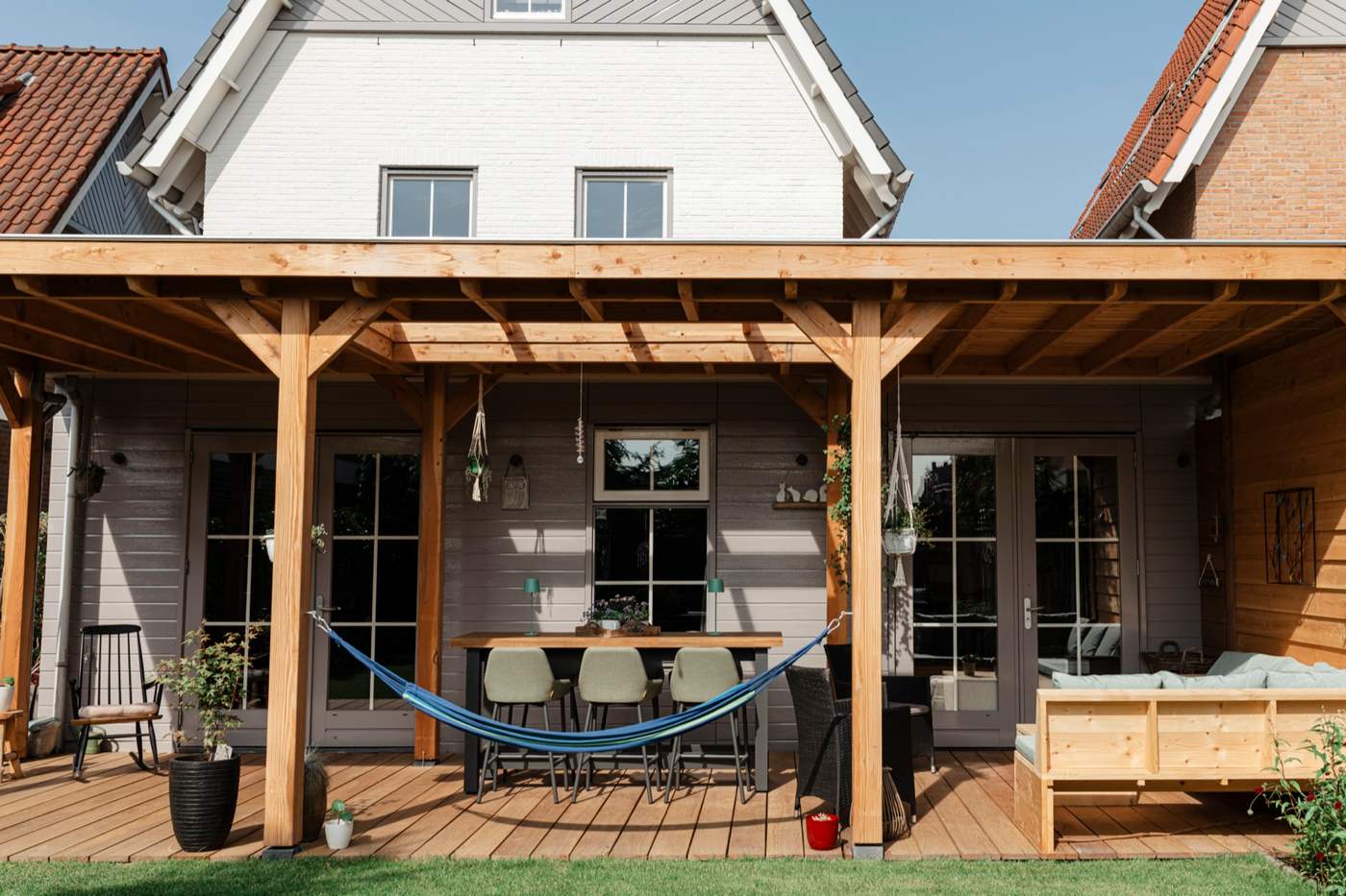 Veranda en natuurlijke tuinbeleving in perfecte balans  Van der Lee Hovenier