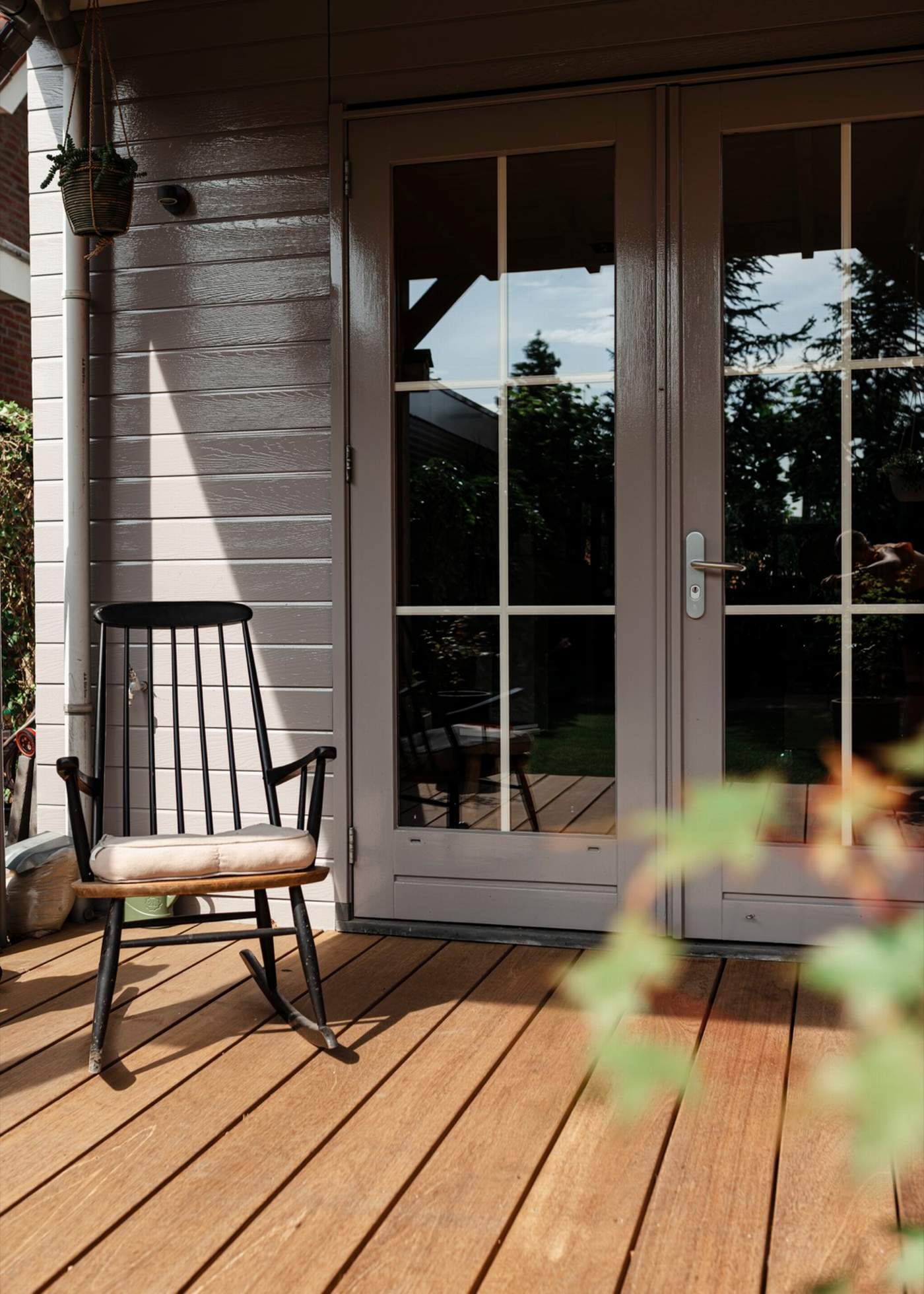 Veranda en natuurlijke tuinbeleving in perfecte balans  Van der Lee Hovenier