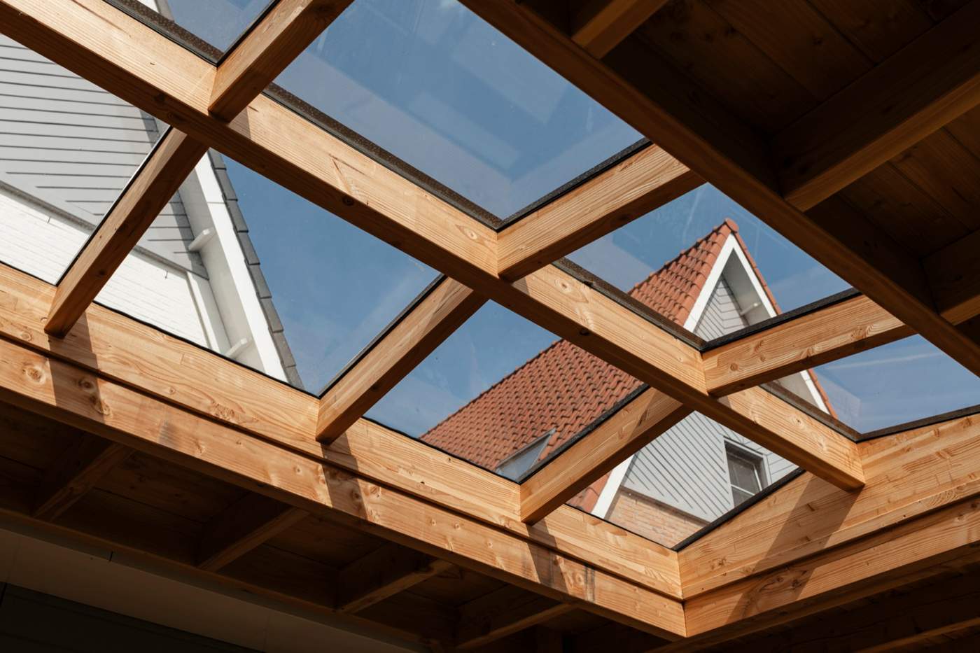 Veranda en natuurlijke tuinbeleving in perfecte balans  Van der Lee Hovenier