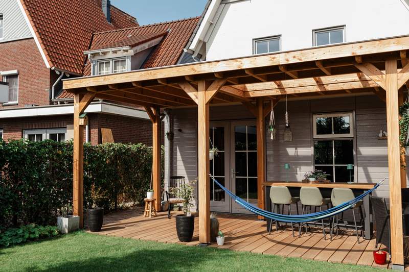 Veranda en natuurlijke tuinbeleving in perfecte balans  Van der Lee Hovenier