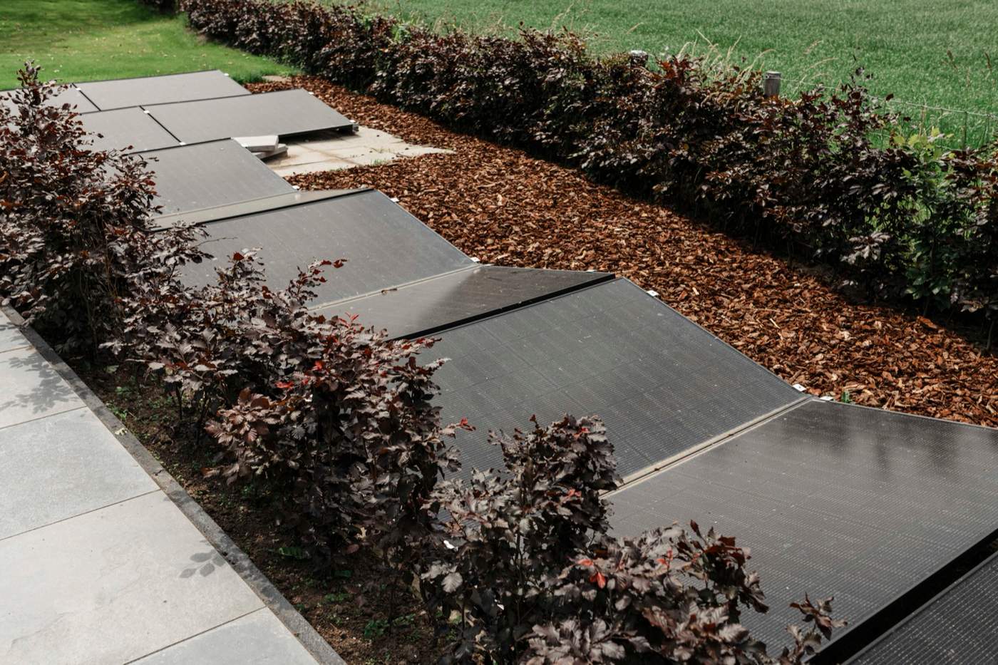 Landelijke tuin met grindoprit, bloeiende borders en volwassen bomen  Van der Lee Hovenier