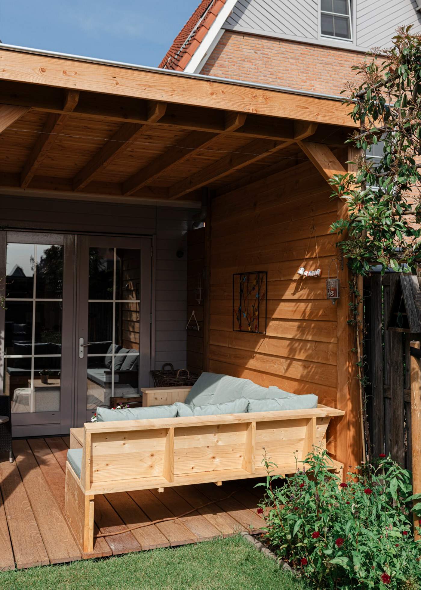 Veranda en natuurlijke tuinbeleving in perfecte balans  Van der Lee Hovenier