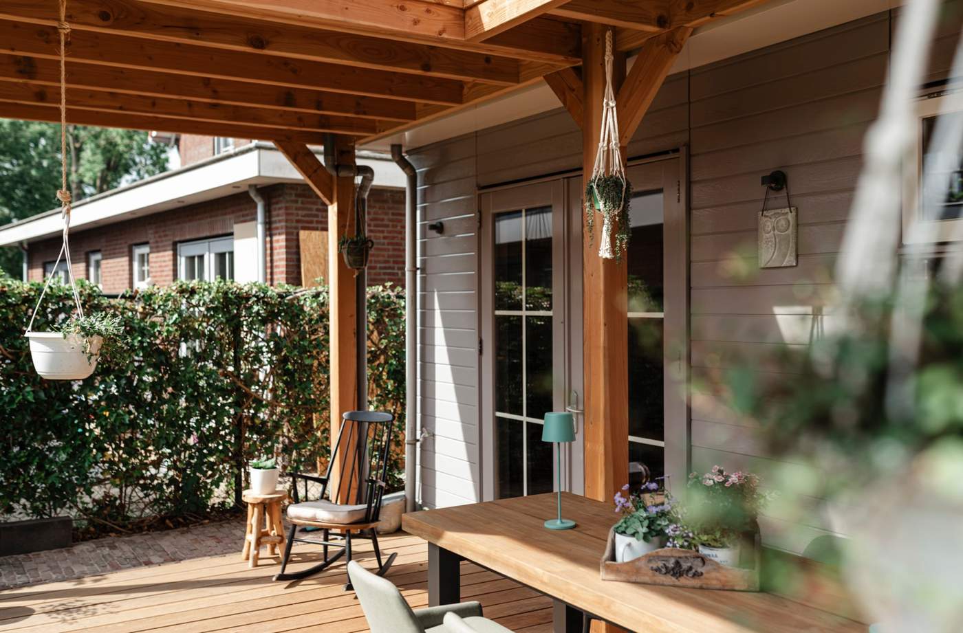 Veranda en natuurlijke tuinbeleving in perfecte balans  Van der Lee Hovenier