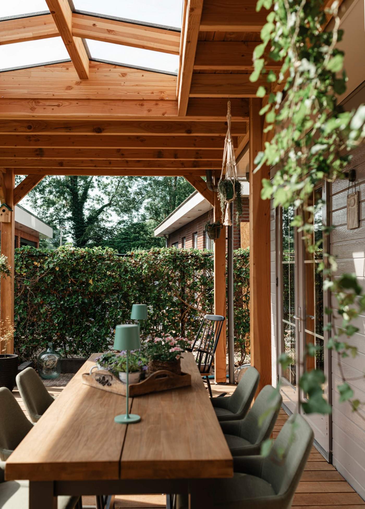 Veranda en natuurlijke tuinbeleving in perfecte balans  Van der Lee Hovenier